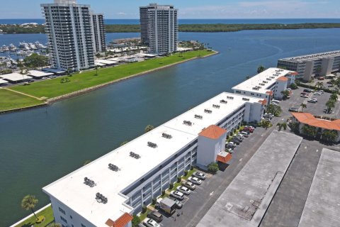 Condo in North Palm Beach, Florida, 2 bedrooms № 2242800 - photo 9