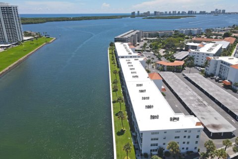 Condo in North Palm Beach, Florida, 2 bedrooms № 2242800 - photo 10