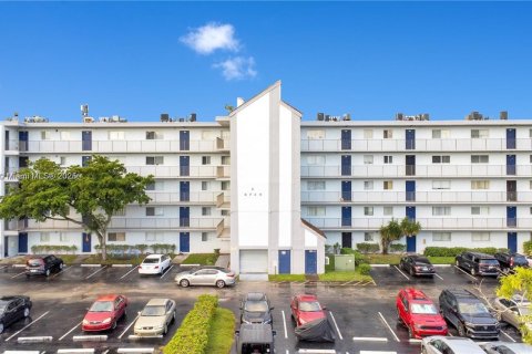 Condominio en venta en Miramar, Florida, 2 dormitorios, 77.29 m2 № 1691872 - foto 1
