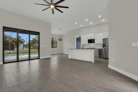 House in Port Charlotte, Florida 4 bedrooms, 187.57 sq.m. № 2285547 - photo 3