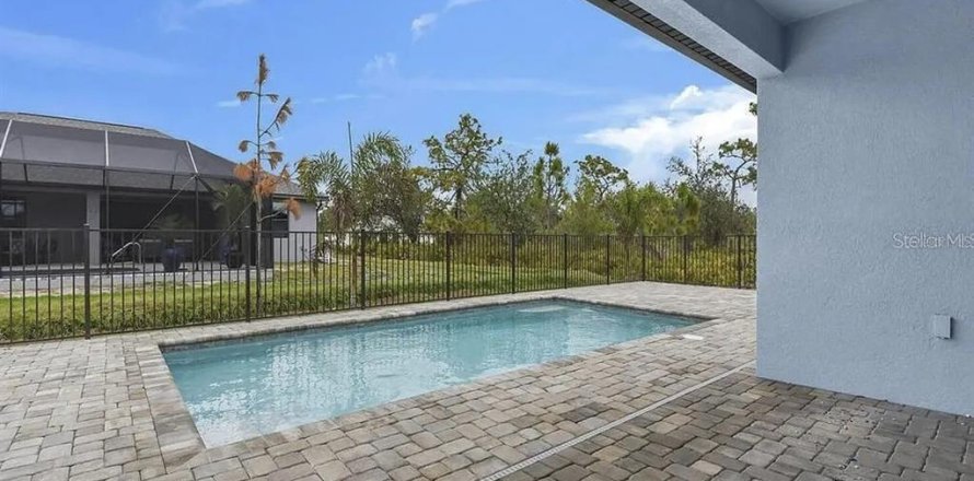 House in Port Charlotte, Florida 4 bedrooms, 187.57 sq.m. № 2285547