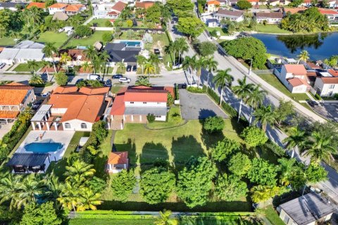 House in Miami, Florida 4 bedrooms, 282.24 sq.m. № 1871552 - photo 11