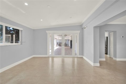 House in Miami, Florida 4 bedrooms, 282.24 sq.m. № 1871552 - photo 22