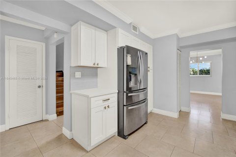 House in Miami, Florida 4 bedrooms, 282.24 sq.m. № 1871552 - photo 26
