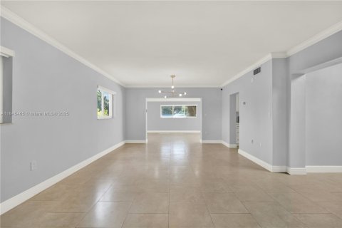 House in Miami, Florida 4 bedrooms, 282.24 sq.m. № 1871552 - photo 16