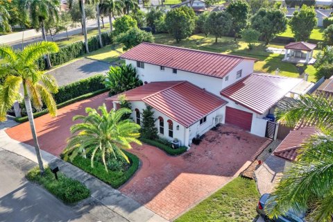 House in Miami, Florida 4 bedrooms, 282.24 sq.m. № 1871552 - photo 6