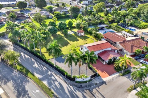 House in Miami, Florida 4 bedrooms, 282.24 sq.m. № 1871552 - photo 8