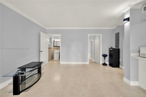 House in Miami, Florida 4 bedrooms, 282.24 sq.m. № 1871552 - photo 28