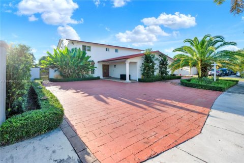 House in Miami, Florida 4 bedrooms, 282.24 sq.m. № 1871552 - photo 2