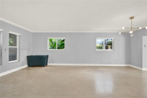 House in Miami, Florida 4 bedrooms, 282.24 sq.m. № 1871552 - photo 14