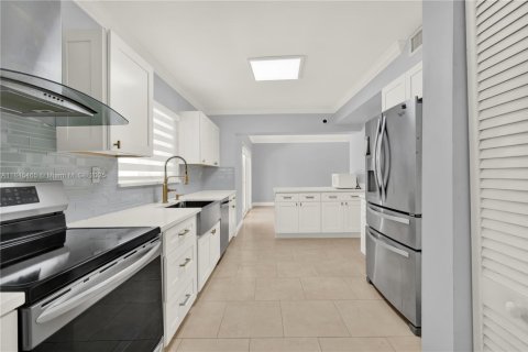 House in Miami, Florida 4 bedrooms, 282.24 sq.m. № 1871552 - photo 23