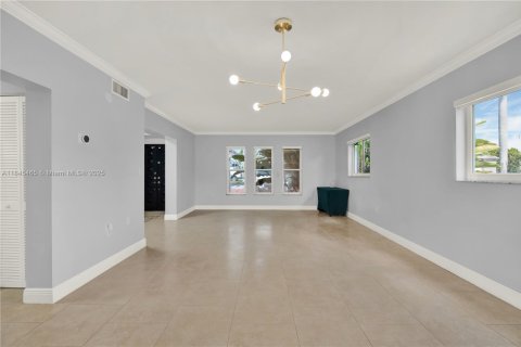 House in Miami, Florida 4 bedrooms, 282.24 sq.m. № 1871552 - photo 19