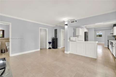 House in Miami, Florida 4 bedrooms, 282.24 sq.m. № 1871552 - photo 29
