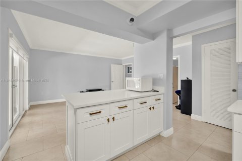 House in Miami, Florida 4 bedrooms, 282.24 sq.m. № 1871552 - photo 27