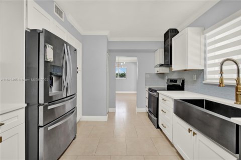 House in Miami, Florida 4 bedrooms, 282.24 sq.m. № 1871552 - photo 25