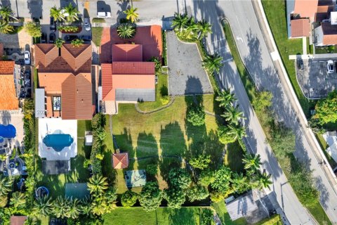 House in Miami, Florida 4 bedrooms, 282.24 sq.m. № 1871552 - photo 12