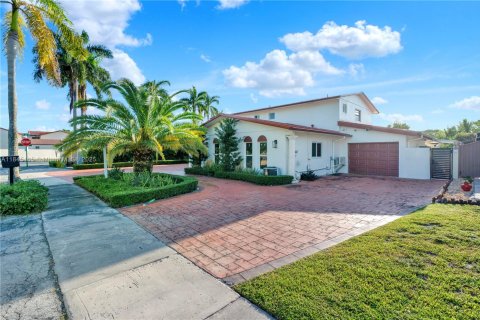 House in Miami, Florida 4 bedrooms, 282.24 sq.m. № 1871552 - photo 5