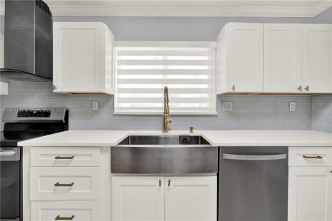 House in Miami, Florida 4 bedrooms, 282.24 sq.m. № 1871552 - photo 24