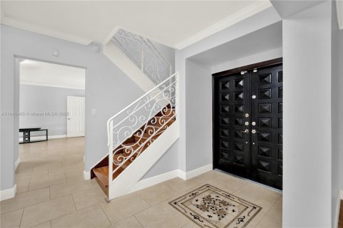 House in Miami, Florida 4 bedrooms, 282.24 sq.m. № 1871552 - photo 13