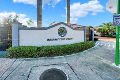 House in Miami, Florida 4 bedrooms, 282.24 sq.m. № 1871552 - photo 3