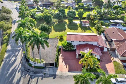 House in Miami, Florida 4 bedrooms, 282.24 sq.m. № 1871552 - photo 7