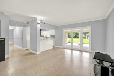 House in Miami, Florida 4 bedrooms, 282.24 sq.m. № 1871552 - photo 30