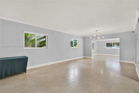 House in Miami, Florida 4 bedrooms, 282.24 sq.m. № 1871552 - photo 15