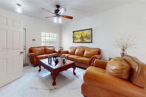 Touwnhouse à vendre à Pembroke Pines, Floride: 3 chambres, 129.88 m2 № 2051750 - photo 5