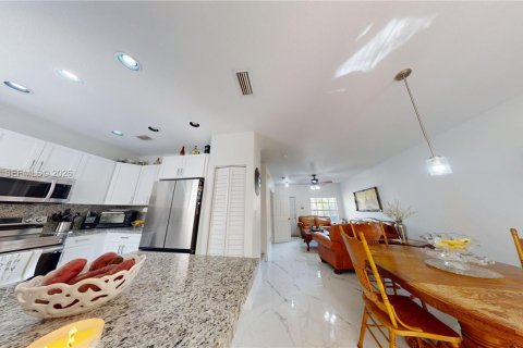 Touwnhouse à vendre à Pembroke Pines, Floride: 3 chambres, 129.88 m2 № 2051750 - photo 11