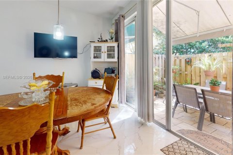 Touwnhouse à vendre à Pembroke Pines, Floride: 3 chambres, 129.88 m2 № 2051750 - photo 8