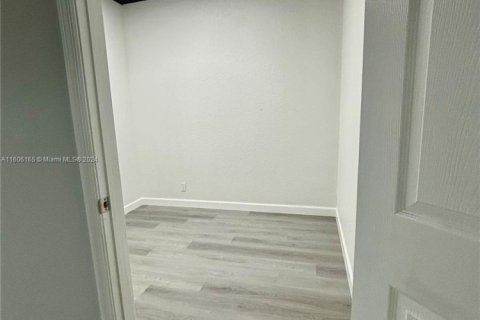 Bureau à Miami Gardens, Floride № 1226694