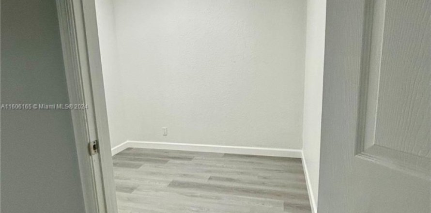 Bureau à Miami Gardens, Floride № 1226694