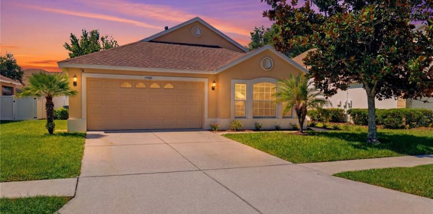 House in Land O' Lakes, Florida 3 bedrooms, 161.19 sq.m. № 2226399