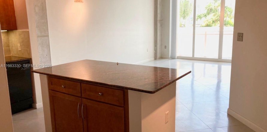 Condominio en Miami, Florida, 1 dormitorio  № 2050031