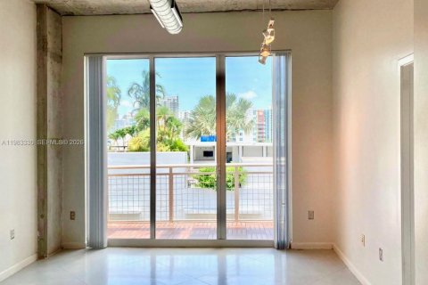 Condominio en alquiler en Miami, Florida, 1 dormitorio, 65.68 m2 № 2050031 - foto 3