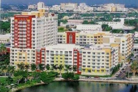 Condominio en alquiler en Miami, Florida, 1 dormitorio, 65.68 m2 № 2050031 - foto 9