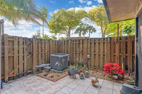 Townhouse in Miami, Florida 3 bedrooms, 135.82 sq.m. № 2002557 - photo 23