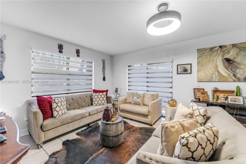 Townhouse in Miami, Florida 3 bedrooms, 135.82 sq.m. № 2002557 - photo 6