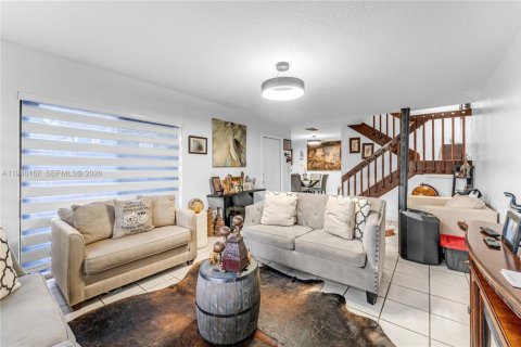 Townhouse in Miami, Florida 3 bedrooms, 135.82 sq.m. № 2002557 - photo 10