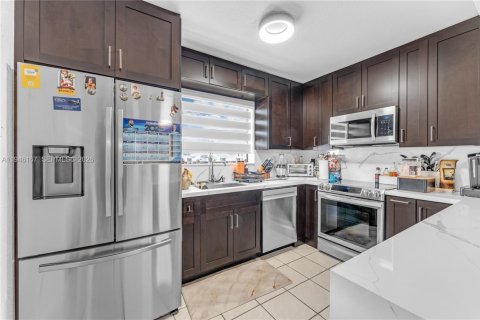 Townhouse in Miami, Florida 3 bedrooms, 135.82 sq.m. № 2002557 - photo 9