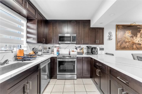 Townhouse in Miami, Florida 3 bedrooms, 135.82 sq.m. № 2002557 - photo 2