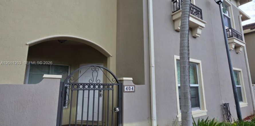 Townhouse in Tamarac, Florida 3 bedrooms, 142.7 sq.m. № 2075248