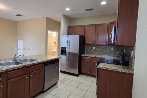 Townhouse in Tamarac, Florida 3 bedrooms, 142.7 sq.m. № 2075248 - photo 4