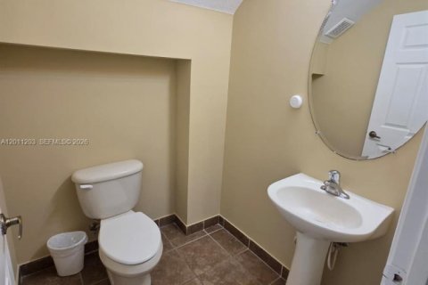 Townhouse in Tamarac, Florida 3 bedrooms, 142.7 sq.m. № 2075248 - photo 6
