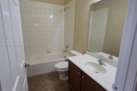 Townhouse in Tamarac, Florida 3 bedrooms, 142.7 sq.m. № 2075248 - photo 10