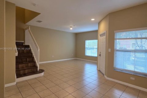 Townhouse in Tamarac, Florida 3 bedrooms, 142.7 sq.m. № 2075248 - photo 3