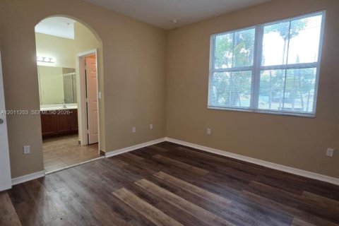 Townhouse in Tamarac, Florida 3 bedrooms, 142.7 sq.m. № 2075248 - photo 12