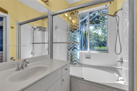 House in Weston, Florida 3 bedrooms, 144.83 sq.m. № 2068390 - photo 21