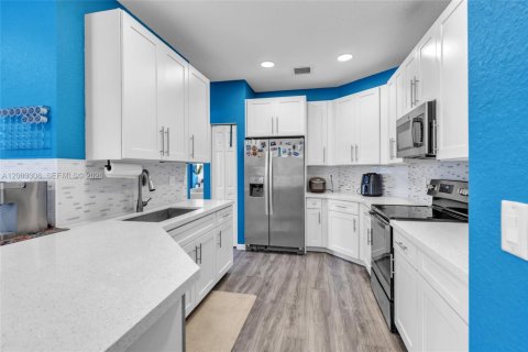 House in Weston, Florida 3 bedrooms, 144.83 sq.m. № 2068390 - photo 10