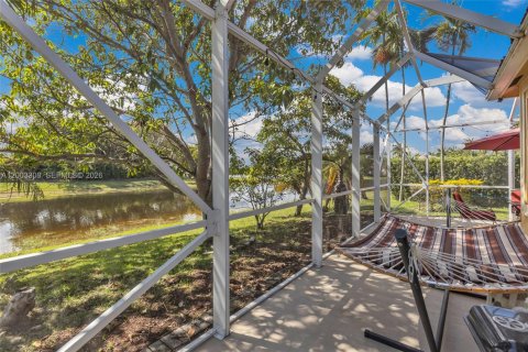 House in Weston, Florida 3 bedrooms, 144.83 sq.m. № 2068390 - photo 30